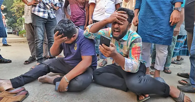 মিটফোর্ড হাসপাতালে মর্গের সামনে নিহতদের স্বজনদের আহাজারি